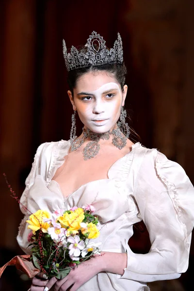 Look 100